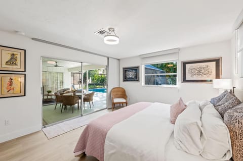 Bed, Photo of the whole room, Seating area, Bedroom