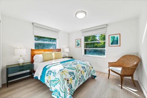 Bed, Photo of the whole room, Seating area, Bedroom