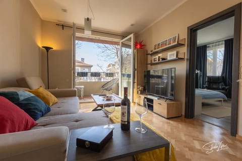 Communal lounge/ TV room, TV and multimedia, Living room, Seating area, Evening entertainment