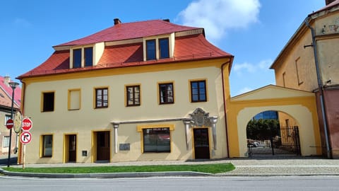 Property building, Day, Location
