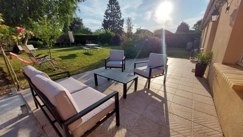 Maison d'hôtes avec jardin 3 chambres pour 7 à 45 min circuit 24h du Mans House in Centre-Val de Loire