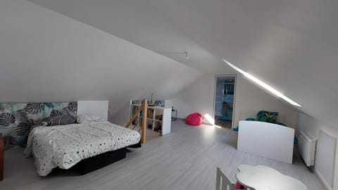 Maison d'hôtes avec jardin 3 chambres pour 7 à 45 min circuit 24h du Mans House in Centre-Val de Loire