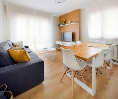 TV and multimedia, Seating area, Dining area