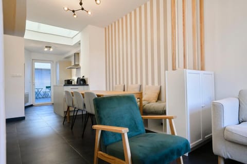 Renovated 3 bedroom house with terrace Bed and Breakfast in Flanders