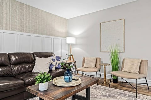 Prime Location King! Bed near Mt Clemens Downtown Apartment in Mount Clemens