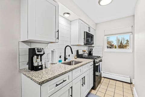 Prime Location King! Bed near Mt Clemens Downtown Apartment in Mount Clemens