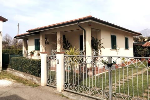 Villa Adriana. Villetta a due passi dal mare House in Marina di Massa