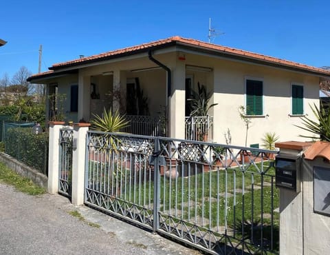 Villa Adriana. Villetta a due passi dal mare House in Marina di Massa