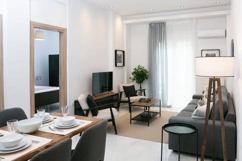 TV and multimedia, Living room, Seating area, Dining area