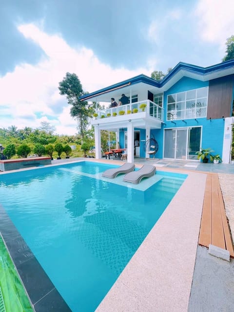 Property building, Day, Pool view, Swimming pool, sunbed