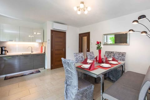 Coffee/tea facilities, Dining area, air conditioner