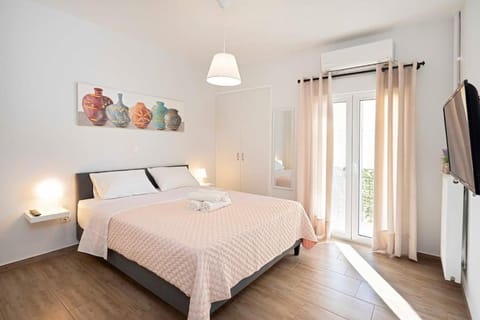 Bed, TV and multimedia, Photo of the whole room, Bedroom