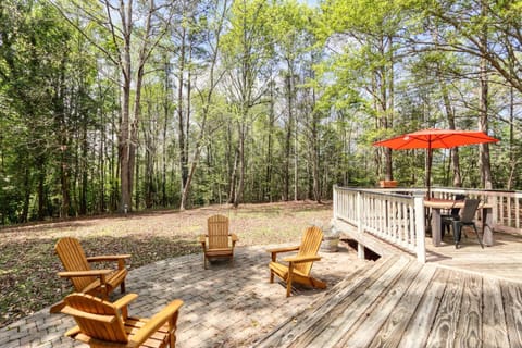 Patio, Spring, Day, Natural landscape, Dining area, Garden view, sunbed
