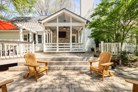 Property building, Patio, Communal lounge/ TV room, Spring, Day, Garden view