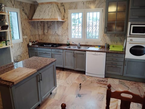 espectacular villa puerto marina playa Villa in Torremolinos