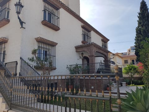 espectacular villa puerto marina playa Villa in Torremolinos