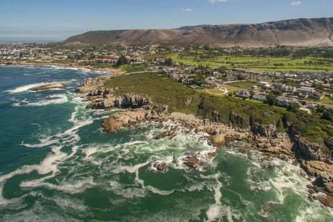Wild Waters at Kraal Rock on the cliffs in Hermanus Villa in Hermanus