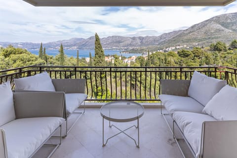 Day, Natural landscape, View (from property/room), Balcony/Terrace, Living room, Seating area, Mountain view, Sea view