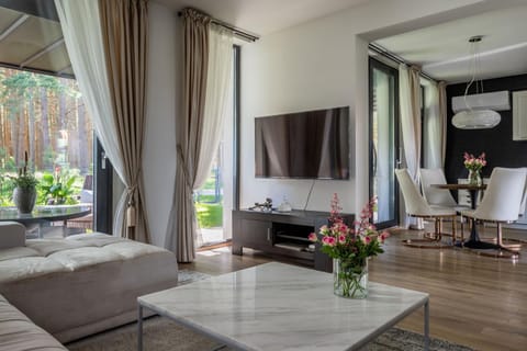 Communal lounge/ TV room, Living room, Seating area