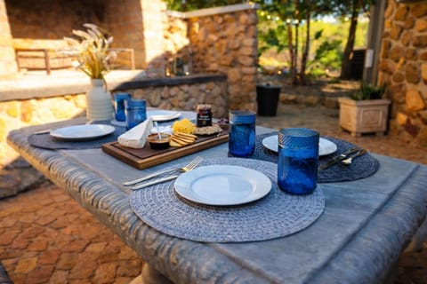 Restaurant/places to eat, BBQ facilities, Balcony/Terrace