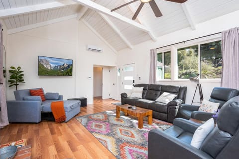 Buckeye Bungalow w hot tub/firepit/views Pet Friendly House in Yosemite Forks