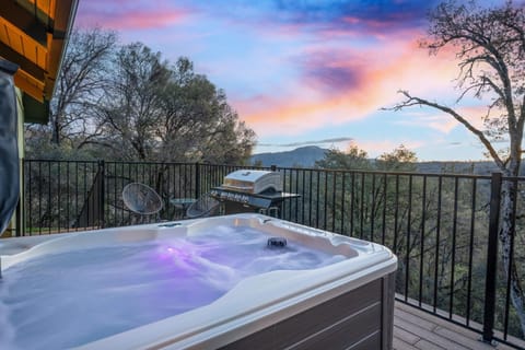 Buckeye Bungalow w hot tub/firepit/views Pet Friendly House in Yosemite Forks