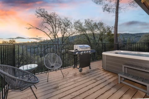 Buckeye Bungalow w hot tub/firepit/views Pet Friendly House in Yosemite Forks