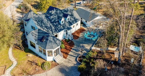 Yosemite Country House sleeps 20 w/ hot tub, firepit, bonus studio House in Ahwahnee