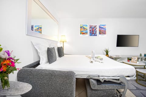 Communal lounge/ TV room, Bed, TV and multimedia, Living room, Photo of the whole room, Seating area, Dining area, Bedroom