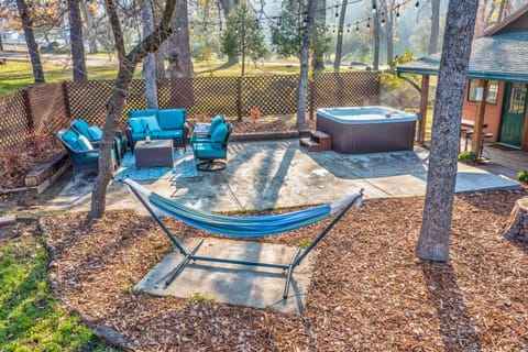 Log Cabin sleeps 20 with hot tub, EV Charger, firepit Cabin in Ahwahnee