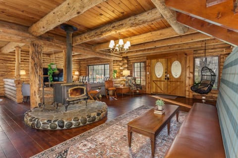 Log Cabin sleeps 20 with hot tub, EV Charger, firepit Cabin in Ahwahnee