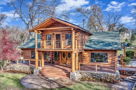Log Cabin sleeps 20 with hot tub, EV Charger, firepit Cabin in Ahwahnee