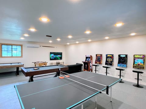 Log Cabin sleeps 20 with hot tub, EV Charger, firepit Cabin in Ahwahnee