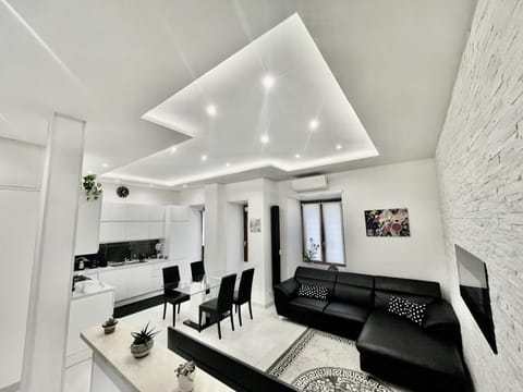 Communal lounge/ TV room, TV and multimedia, Living room, Seating area, hair dresser