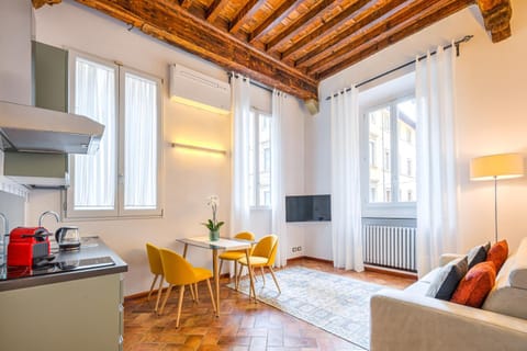 Communal lounge/ TV room, TV and multimedia, Kitchen or kitchenette, Living room, Seating area, Dining area, internet