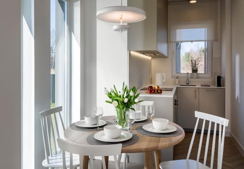 Kitchen or kitchenette, Dining area