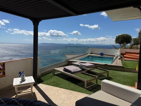 Seating area, Sea view, Swimming pool