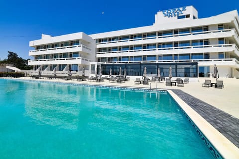 Property building, Day, Pool view, Swimming pool, sunbed