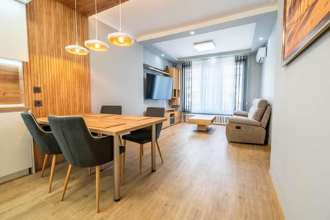 TV and multimedia, Living room, Seating area, Dining area