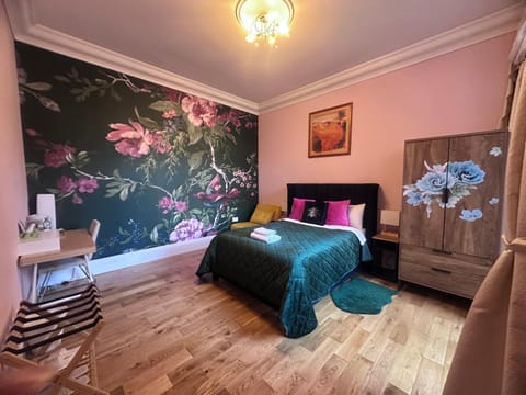 Bed, Living room, Photo of the whole room, Seating area, Bedroom