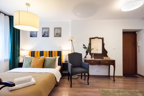 Bed, Living room, Photo of the whole room, Seating area, Bedroom, hair dresser