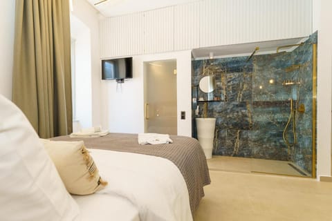 Bed, TV and multimedia, Bedroom