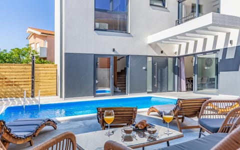 Day, Balcony/Terrace, Seating area, Pool view, Swimming pool, sunbed