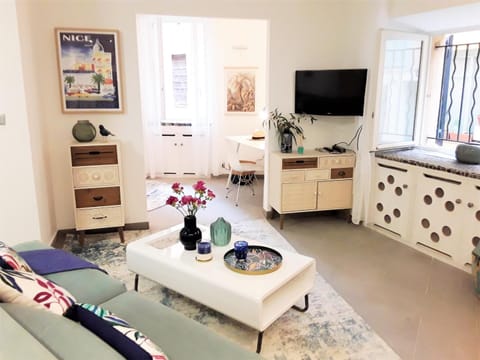 TV and multimedia, Living room, Dining area