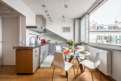 Kitchen or kitchenette, Living room, Seating area, Dining area
