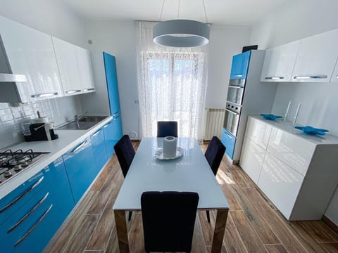 Kitchen or kitchenette, Dining area, pet friendly, stove