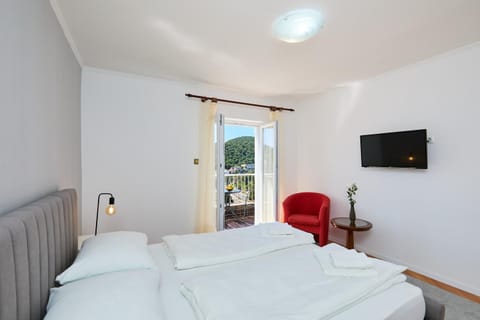 Bed, TV and multimedia, Bedroom