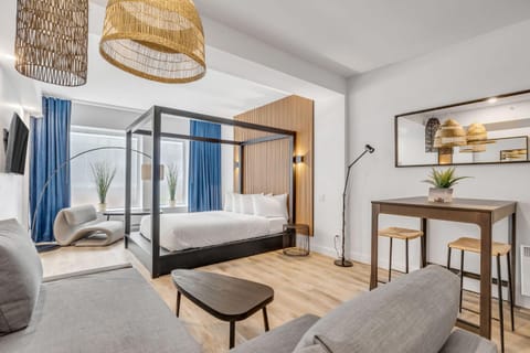Bed, TV and multimedia, Living room