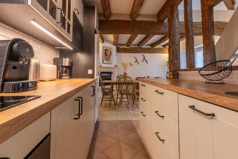 Coffee/tea facilities, Kitchen or kitchenette, dishwasher, oven, stove, toaster