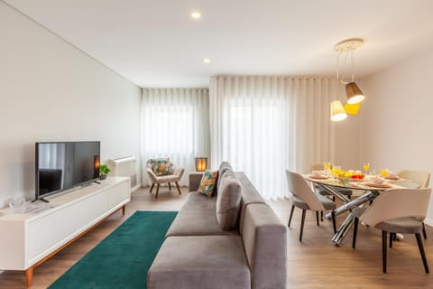 Communal lounge/ TV room, TV and multimedia, Living room, Seating area, Dining area